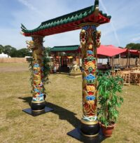 Chinees/Oosterse poort L - 326(b)x292(h)cm met decoratieve zuilen. Breedte tussen de zuilen ± 146cm Vloerplaten 75x75cm