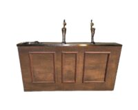 Bruin café bar (nr.2) 199(l) x 57(b) x 104(h) cm. met zilveren lekblad Incl. 2 tapkranen, uitsluitend decoratief gebruik!