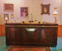 Klassiek bruine cafe bar (nr.1) met dubbele tapkraan, spoelbak en lekblad 250(b) x 85(d) x 112(h)cm. De tap is uitsluitend voor decoratief gebruik