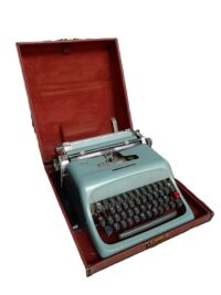 Oude typemachine in leren koffer