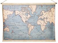 Vintage oude wereld landkaart, met houten stokken en ophangkoord 107(h)x158(b)cm