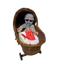 Vintage poppenwagen met Scary Doll 50x30(h)cm