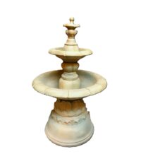 Klassieke 2-laags Fontein incl pomp en sokkel 180(h)x70(Ø)cm. Deze fontein heeft schade! is niet verhuurbaar!