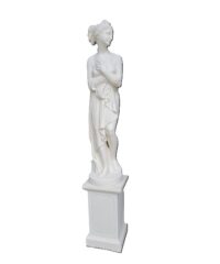Standbeeld van een vrouw: Venere 165(h) cm (incl. sokkel 80cm hoog)