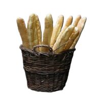 Rotan mand met 10 kunststof stokbroden (57 cm)