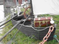 Scheepswrak groot (met kapotte masten en gescheurde zeilen) ±600(l)x120(b)x80(h)cm