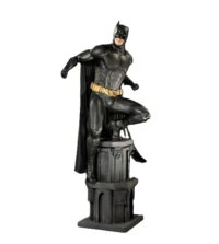 Batman Begins, lifesize, beeld polyester, (staand) op sokkel 235cm hoog