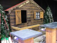Blokhut / skihut, met deur en raam die open kunnen 300(h)x300(b)x60(d) cm