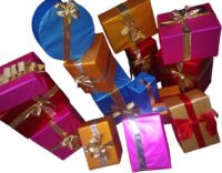 Feestelijk ingepakte decoratieve Cadeautjes (folie)