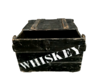Oude houten kist met tekst / opdruk "Whiskey"