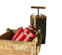 Replica oude dynamiet detonator + houten krat met dynamietstaven