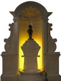 Manneke pis in een decoratieve toog met gewelf (exact zoals in Brussel) 277(h)x187(b)cm